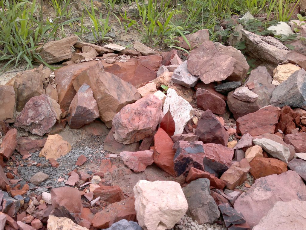 Cara Memilih Batu Laterit Berkualitas untuk Proyek Rumah